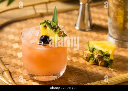 Hausgemachter Mai Tai Cocktail mit Ananas und Orgeat Stockfoto