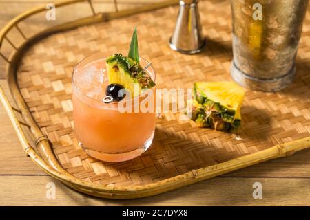 Hausgemachter Mai Tai Cocktail mit Ananas und Orgeat Stockfoto