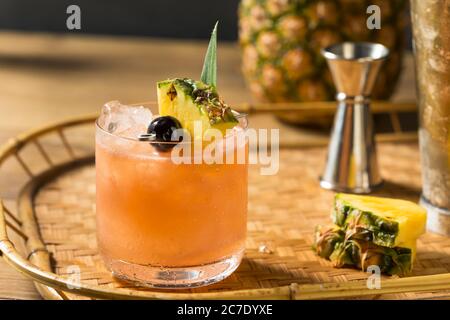 Hausgemachter Mai Tai Cocktail mit Ananas und Orgeat Stockfoto