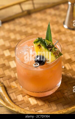 Hausgemachter Mai Tai Cocktail mit Ananas und Orgeat Stockfoto