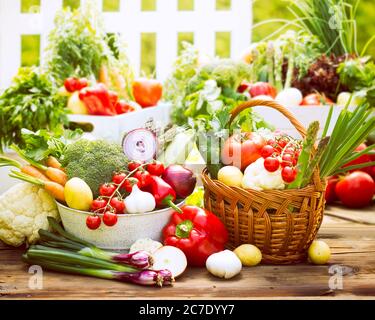 Mischen Sie frisches Gemüse in Korbkorb Stockfoto