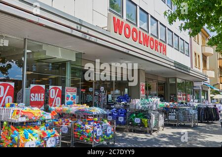 Berlin, Deutschland - 14. Juli 2020: Geschäft in einer kleinen Einkaufsstraße in Berlin, Deutschland. Stockfoto