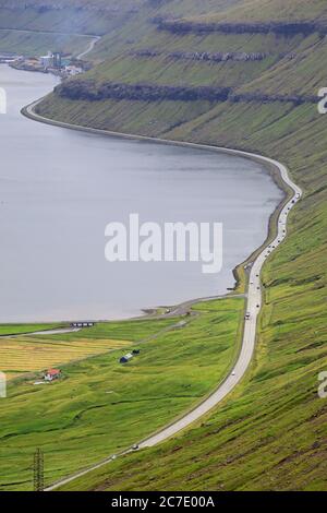 Der Blick auf Kaldbaksbotnur Fjord (Kaldbaksfjørður) und Highway 50 von Oyggjarvegur alten Bergstraße.in der Nähe von Torshavn.Streymoy.Fareo Inseln.Territorium von Dänemark Stockfoto