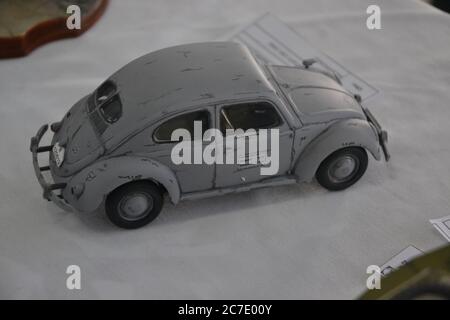 Mini-Käfer-Auto. Modellminiatur aus Kunststoff in weißer Beetle-Skala, weißer Hintergrund, in Brasilien, Südamerika ausgestellt Stockfoto