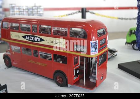London Bus, Doppeldeck. Bus in Plastikmodellen, im Maßstab, ausgestellt auf einem Plastikmodellierungsevent in Brasilien, Südamerika, Seitenansicht, verschwommenes Backgrou Stockfoto