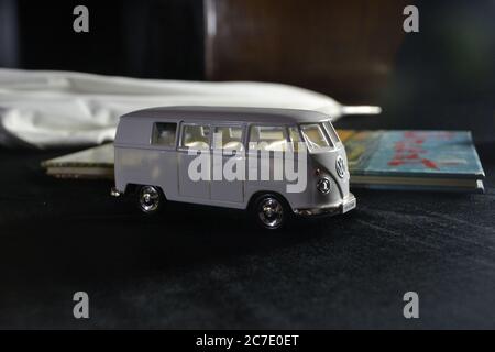 Minivan-Eisen. Weißes Minivan-Modell, vintage in Miniatur, mit verschwommenem Hintergrund, Seitendetail, mit schwarzem Sockel, Brasilien, Südamerika Stockfoto