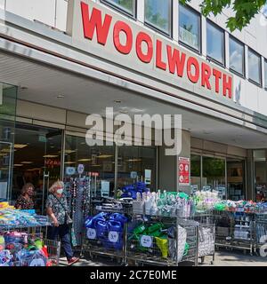 Berlin, Deutschland - 14. Juli 2020: Geschäft in einer kleinen Einkaufsstraße in Berlin, Deutschland. Stockfoto