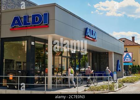 Berlin, Deutschland - 14. Juli 2020: Supermarkt in einer kleinen Einkaufsstraße in Berlin, Deutschland. Stockfoto