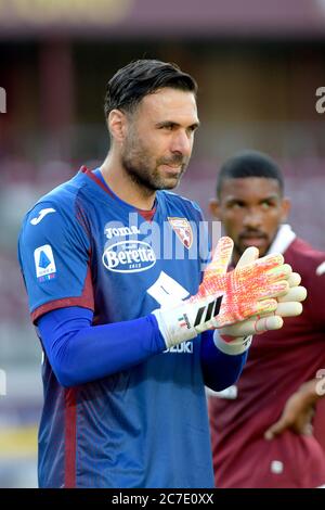 16. Juli 2020; Olympisches Grande Torino Stadion, Turin, Piemont, Italien; Serie A Fußball, Turin gegen Genua; Salvatore Sirigu der Torhüter des FC Turin applaudiert seine Verteidigung Credit: Action Plus Sports Images/Alamy Live News Stockfoto