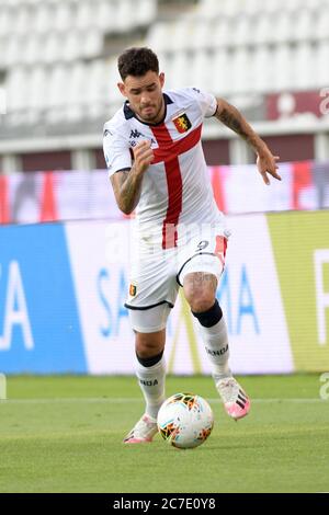 16. Juli 2020; Olympic Grande Torino Stadium, Turin, Piemont, Italien; Serie A Fußball, Turin gegen Genua; Antonio Sanabria von Genua FC kommt auf den Ball Kredit: Action Plus Sports Images/Alamy Live News Stockfoto