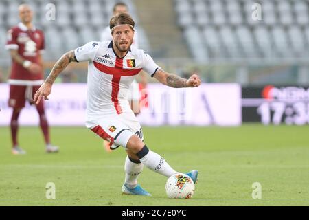 16. Juli 2020; Olympic Grande Torino Stadium, Turin, Piemont, Italien; Serie A Fußball, Turin gegen Genua; Lasse Schone von Genua FC auf dem Ball Kredit: Action Plus Sports Images/Alamy Live News Stockfoto