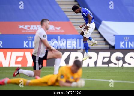 Demarai Gray von Leicester City feiert das zweite Tor seiner Spielesmannschaft während des Premier League-Spiels im King Power Stadium, Leicester. Stockfoto