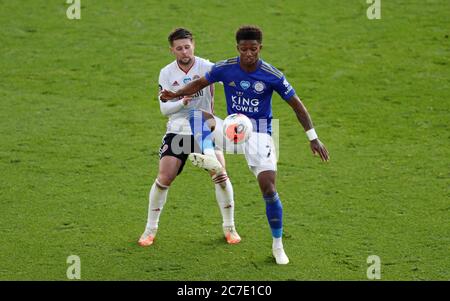 Oliver Norwood von Sheffield United (links) und Demarai Grey von Leicester City kämpfen während des Premier League-Spiels im King Power Stadium in Leicester um den Ball. Stockfoto