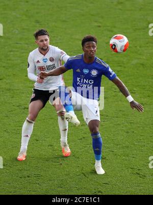 Oliver Norwood von Sheffield United (links) und Demarai Grey von Leicester City kämpfen während des Premier League-Spiels im King Power Stadium in Leicester um den Ball. Stockfoto