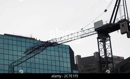 Toronto, Ontario, Kanada. Juli 2020. Crane stürzt in ein Bürogebäude in der Innenstadt von Toronto. Keine Verletzungen wurden gemeldet.Kredit: Arlyn McAdorey/Alamy Live News. Stockfoto