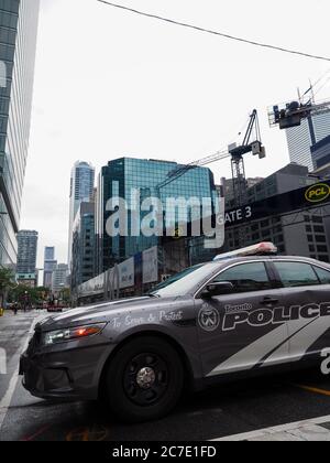 Toronto, Ontario, Kanada. Juli 2020. Crane stürzt in ein Bürogebäude in der Innenstadt von Toronto. Keine Verletzungen wurden gemeldet.Kredit: Arlyn McAdorey/Alamy Live News. Stockfoto