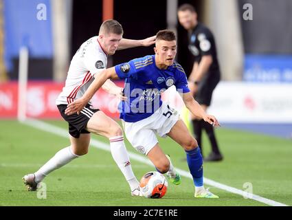 John Lundstram von Sheffield United (links) und Luke Thomas von Leicester City kämpfen während des Premier League-Spiels im King Power Stadium, Leicester, um den Ball. Stockfoto