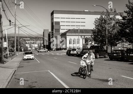 Everett, Washington, USA. Juli 2020. Obdachloser wandert durch die Straßen von Everett. Da kein offizieller Campingplatz und keine Unterkünfte wegen COVID-19 geschlossen sind, sind die Obdachlosen ständig in der Stadt unterwegs.Obdachlose schlendern durch die Straßen von Everett. Ohne offiziellen Campingplatz und Schutzräume geschlossen wegen COVID-19 die Obdachlosen sind sie rund um die Stadt ständig unterwegs verstreut. Quelle: Tom Kirkendall/ZUMA Wire/Alamy Live News Stockfoto