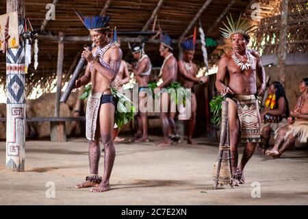 Indigene Männer blasen auf einem traditionellen Instrument Stockfoto