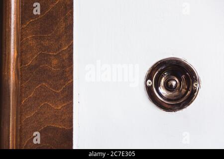 Nahaufnahme Detail einer alten Türklingel Taste Stockfoto