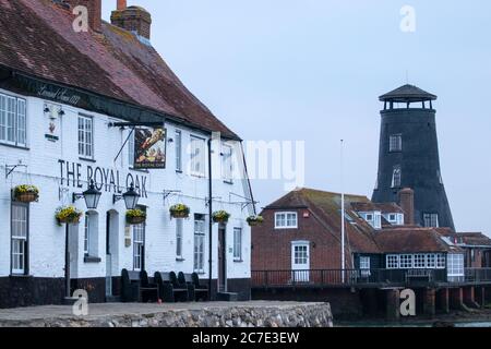 The Royal Oak Pub in Langstone Harbor, Hampshire, Großbritannien Stockfoto