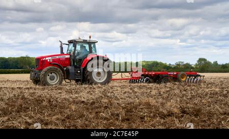 Red Massey ferguson 6490 dyna 6 Traktor mit Stoppelpflaster mit Quivogne Scheibeneggen Stockfoto