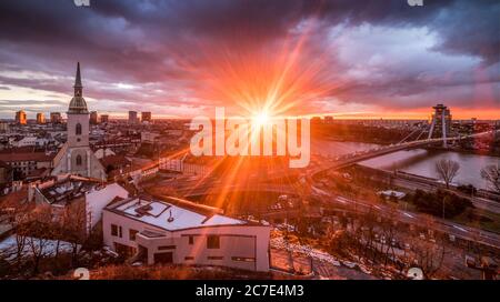 Stadtbild von Bratislava, Slowakei mit St. Martin's Cathedral und Donau mit Neuer Brücke bei Sonnenaufgang Stockfoto