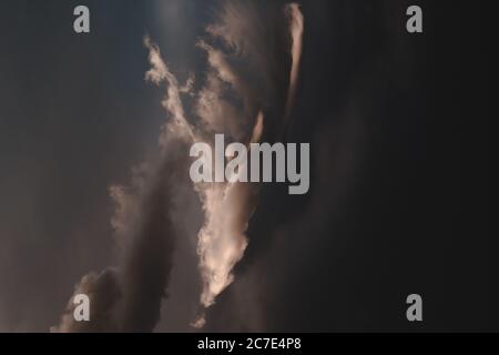 Schöne Aufnahme des bräunlich-rosa Himmels bei Sonnenuntergang mit dicken Wolken. Perfekt für eine Tapete. Stockfoto