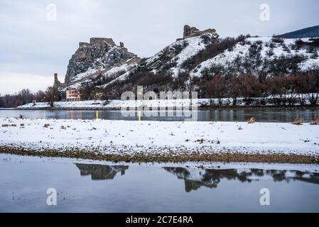 Verschneite Ruinen der Burg Devin über der Donau in Bratislava, Slowakei am Morgen Stockfoto