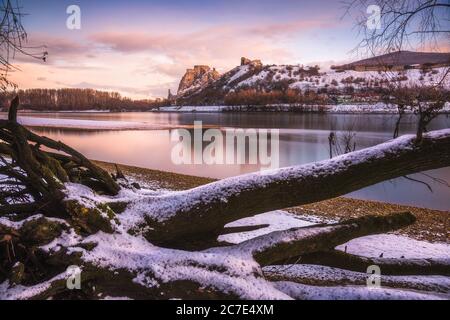 Schneebedeckte Ruinen der Burg Devin über der Donau in Bratislava, Slowakei bei Sonnenaufgang Stockfoto