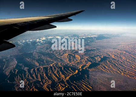 Luftaufnahme aus einem Flugzeug. Fliegen über dem schönen Land bei Sonnenaufgang. Stockfoto