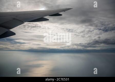 Luftaufnahme aus einem Flugzeug. Fliegen unter Wolken. Stockfoto
