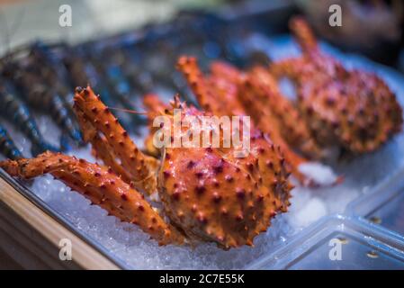 Frische rote Königskrabbe auf Eis bereit zum Verkauf im Restaurant Stockfoto