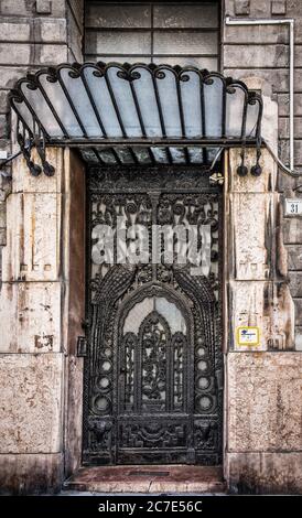 Budapest, Ungarn, März 2020, Nahaufnahme einer mit Schmiedeeisen verzierten Eingangstür in der Marek Jozsef Straße Stockfoto