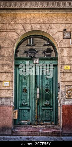 Budapest, Ungarn, März 2020, Nahaufnahme einer grünen geschnitzten hölzernen Eingangstür in der Marek Jozsef Straße Stockfoto