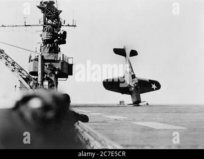 Douglas SBD 'Dauntless' Dive Bomber balanciert auf der Nase nach der Crash-Landung auf dem Carrier Flight Deck, Pazifischer Ozean, Offizielles US Navy Foto, 21. Juni 1943 Stockfoto