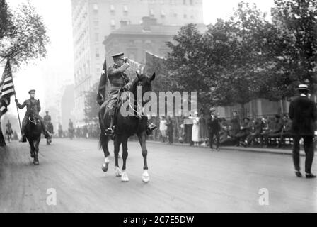 US-General John J. Pershing über die Führung der Veteranen des Ersten Weltkriegs während der Siegesparade, New York City, New York, USA, Bain News Service, September 10, 1919 Stockfoto