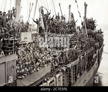 Amerikanische Soldaten der 20. Panzerdivision und Einheiten der 9. Armee, feiern auf SS John Ericsson, als sie nach Hause zurückkehren, Pier 87, North (Hudson) River, New York City, New York, USA, Foto von Al Ravenna, World Telegram & Sun, 6. August 1945 Stockfoto