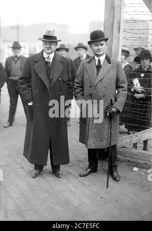 Herbert Hoover (1874-1964), Direktor der US-Lebensmittelbehörde während des Ersten Weltkriegs mit dem Geschäftsmann und Hersteller Edward Nash Hurley (1864-1933) auf der Straße in New York City, New York, USA, Bain News Service, 1917 Stockfoto