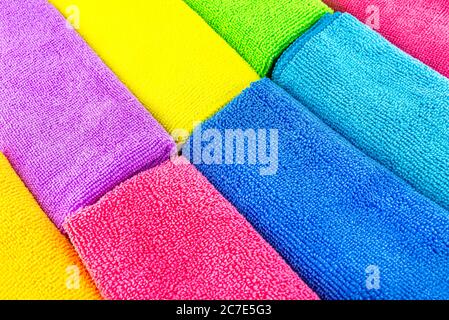 Hintergrund aus verschiedenen Farben aus Mikrofaser-Material, nebeneinander gestapelt, Draufsicht. Stockfoto