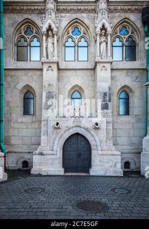 Budapest, Ungarn, Aug 2019, Blick auf eine Seitentür der Kirche der Budaer Burg, bekannt als Matthias Kirche Stockfoto