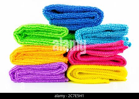 Hintergrund aus verschiedenen Farben aus Mikrofaser-Material übereinander gestapelt, Vorderansicht. Stockfoto