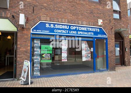 Maidenhead, Berkshire, Großbritannien. Juli 2020. Ein dauerhaft geschlossener Optiker in Maidenhead. Quelle: Maureen McLean/Alamy Stockfoto