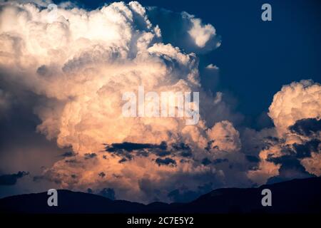 Horizontale Aufnahme von schönen dicken Rauch-wie Wolken in den blauen Himmel. Perfekt für eine Tapete Stockfoto
