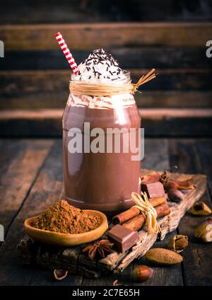 Schokoladenmilchshake mit Schlagsahne Stockfoto