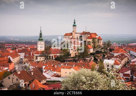 Stadt Mikulov mit Burg Mikulov in Südmähren, Tschechische Republik Stockfoto