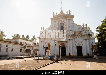 Pondicherry, Indien - Februar 2020: Die französische Architektur der alten Unbefleckten Empfängnis Kathedrale in der Stadt Pondicherry. Stockfoto