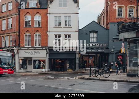 London, Großbritannien - 02. Juli 2020: Geschäft, Restaurant und Everyman-Kino auf einer Straße in Hampstead, selektiver Fokus. Hampstead ist ein wohlhabender Wohnbezirk Stockfoto