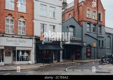 London, Großbritannien - 02. Juli 2020: Geschäft, Restaurant und Everyman-Kino auf einer leeren Hampstead-Straße im Regen. Hampstead ist ein wohlhabender Wohngebiet o Stockfoto