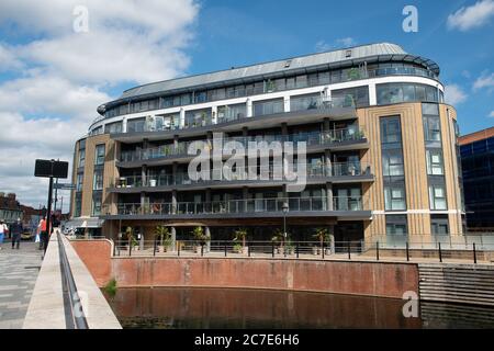 Maidenhead, Berkshire, Großbritannien. Juli 2020. Neu gebaute Apartments am Fluss in Chapel Arches in Maidenhead High Street. Quelle: Maureen McLean/Alamy Stockfoto